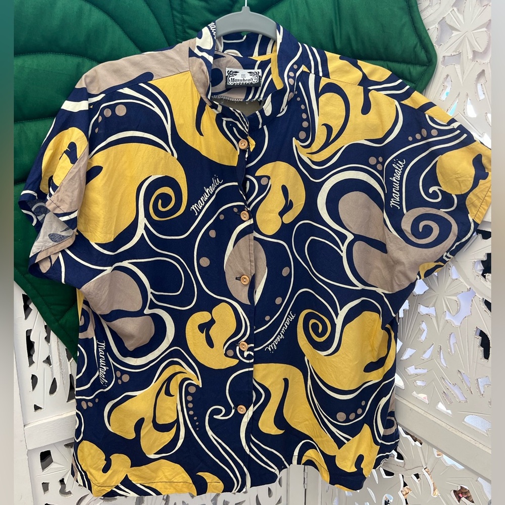 VTG Manuhealii womens top. Hawaiian floral anthurium print. Navy and gold